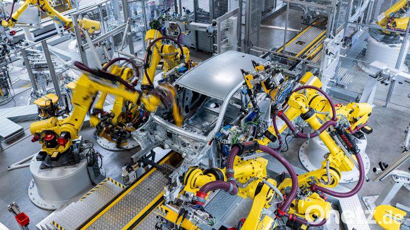 Ein Blick in den Karosseriebau des BMW-Werks Regensburg. Bild: Armin Weigel/BMW AG