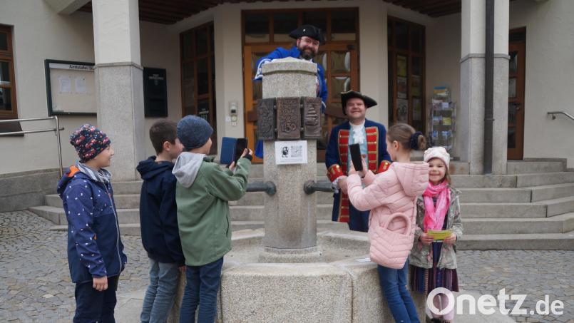 Florian Waldherr und Christoph Ahlemeyer (von links) freuen sich über das Interesse der Kinder an den Audio Guides. Bild: wel