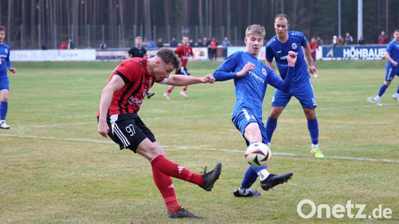 Nico Argauer (links) war mit zwei Treffern einer der Protagonisten bei der denkwürdigen Aufholjagd des SC Luhe-Wildenau gegen den TSV Bogen. Bild: Dieter Jäschke