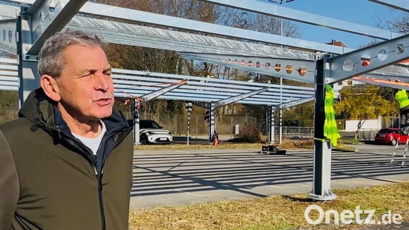 Der zuständige Stadtwerke-Mitarbeiter Wolfang Dotzler freut sich über die neue PV-Anlage auf dem Hockermühlbad-Parkplatz. Der Ausbau der regenerativen Energien komme Amberg und der Region zugute. Bild: Gajeck-Scheuck