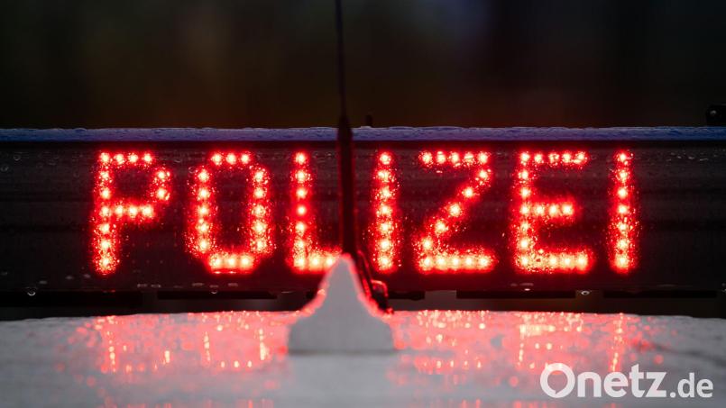 Über die Autobahn, eine Landstraße und schließlich zu Fuß durch ein Waldstück flüchtete ein Autofahrer vor der Polizei. (Symbolbild) Bild: Soeren Stache/dpa