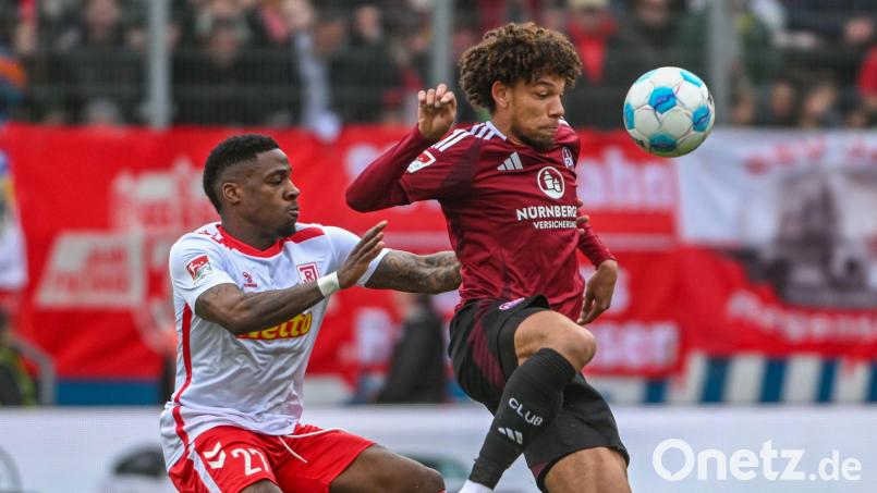 Immer hautnah dran: In der weiten Hälfte kämpfte der SSV Jahn Regensburg den 1. FC Nürnberg nieder. In dieser Szene bearbeitet Frederic Ananou (links) den Club-Torschützen Janis Antiste. Bild: Armin Weigel/dpa