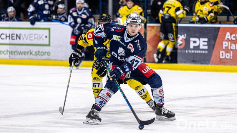 Vladislav Filin (vorne) läuft weiter im Trikot der Blue Devils Weiden auf. Bild: Werner Moller