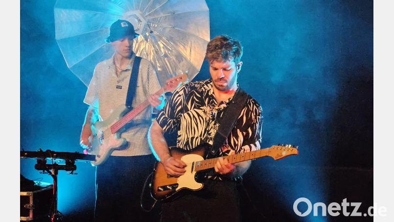 Gitarrist Dirk Berger wird beim Solo von Mo O'swald am Bass unterstützt. Bild: Manuela Watzl