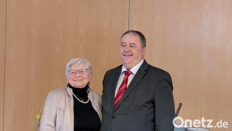 Die Jubilarin Anneliese Schöpf zusammen mit Bürgermeister Peter Dotzler. Bild: doz