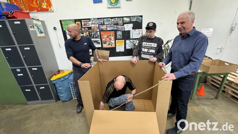 Gruppenleiter Ralph Nürnberger, Siegfried Kattner und Philipp Lingner (von links) zeigen Werkstattleiter Andreas Weiß den Aufbau eines überdimensionalen Transportkartons für die Luftfracht. Bild: Matthias Bäumler/fph