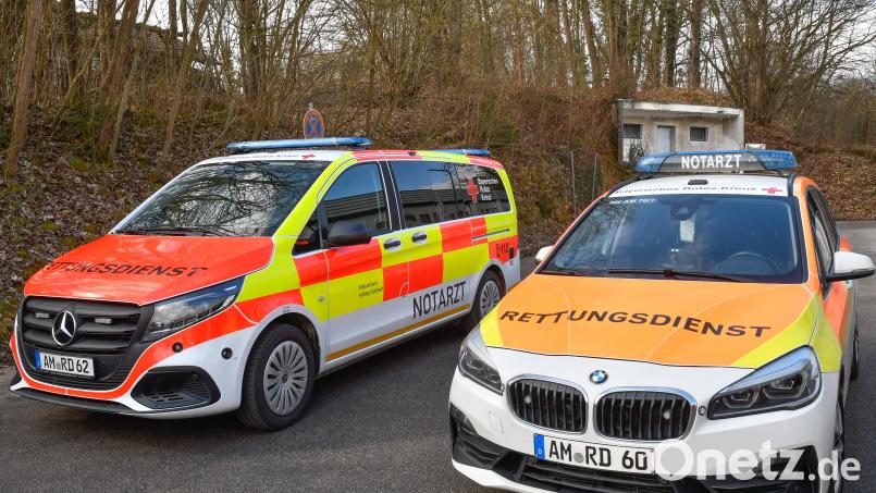Zwei NEF-Generationen nebeneinander: der 2er-BMW (rechts) und der Mercedes Vito. Bild: Petra Hartl