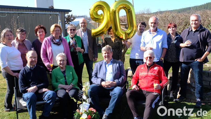 Die ersten Gratulanten wünschen Elisabeth Mattes (vorne sitzend) alles Gute zum 90. Geburtstag. Darunter ihr Bruder (links) und Bürgermeister Martin Schregelmann. Bild: wlr