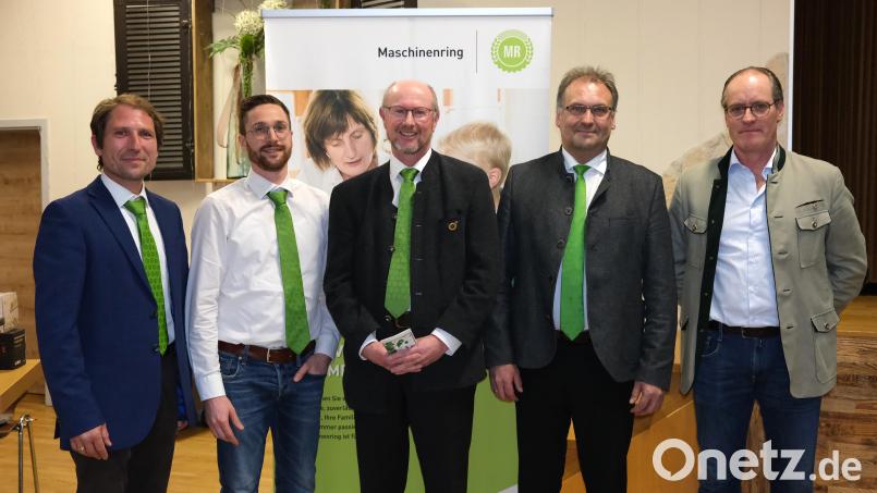 Wechsel beim Maschinenring Schwandorf: Das Bild zeigt von links: Florian Doll, Wolfgang Prey, Christian Weiß, Johann Stibich und Carl Graf zu Eltz. Bild: Hirsch