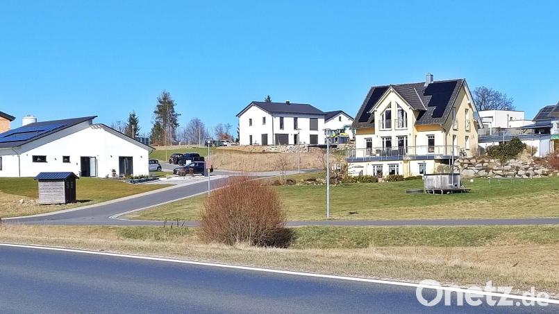 Nach der Meinung der Bauverwaltung des Landratsamtes ist für die untere Reihe (links im Bild) im Baugebiet &quot;Brunnäcker&quot; ein Schallschutzgutachten nötig. Bild: ld