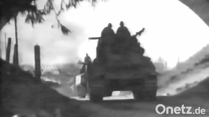 Als die Amerikaner die Oberpfalz eroberten: die Kampftruppe B der US-Armee mit einem Sherman-Panzer unter der Bahnunterführung in Vorbach. Bild: Archiv Gerald Morgenstern