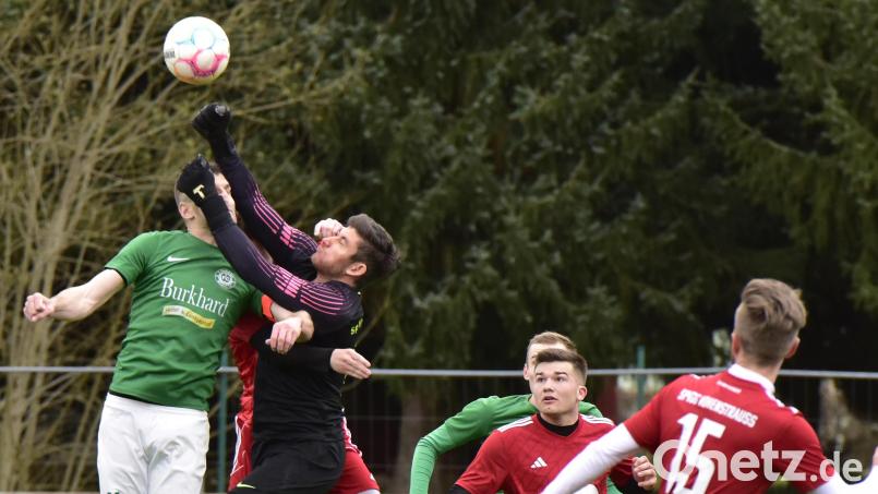 Der Vohenstraußer Torwart Julian Muessig klärt im letzten Moment vor Christoph Lindner vom FC Wernberg. Der FC gewann daheim mit 1:0. Bild: ham