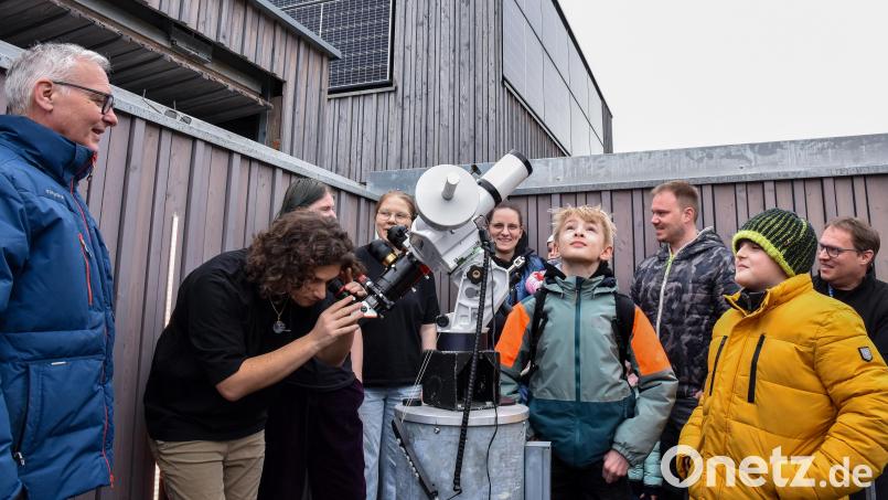 Sonnenfinsternis-Schauen in Ursensollen. Matthias Mändl (links) Vorsitzender der Sternenfreunde Amberg-Ursensollen, freute sich über die Besucher. Die Sicht hatte angesichts der Bewölkung aber besser sein können. Bild: Stephan Huber