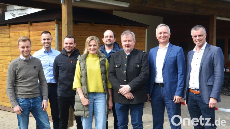 Die Vorstandschaft der DGE (von links): Vositzender Manuel Falk, Kassier Marco Meier, 2. Vorsitzender Thomas Kummer, Schriftführerin Angelika Meyer und Betriebsleiter Gemeinschaftshaus Daniel Kummer, trafen sich vor dem Gemeinschaftshaus mit Architekt Heinrich Schwirzer, MdL Harald Schwartz und Bürgermeister Hermann Falk. Bild: fdl