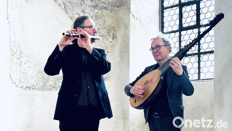 Mit &quot;zauberhaften Klängen, deren Wohllaut tief zu Herzen geht&quot; erinnern Michael Kämmle (Traversflöte) und Axel Wolf (Laute) an die Musik vom Musenhof der Wilhelmine von Bayreuth. Bild: do