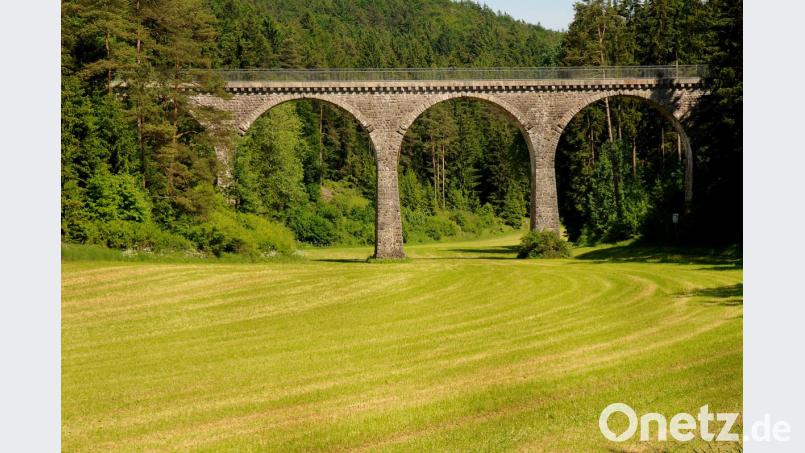 Weil ein 65-Jähriger auf einer Brücke klettern wollte, hat er einen Schaden am historischen Bauwerk verursacht. Archivbild: Petra Hartl
