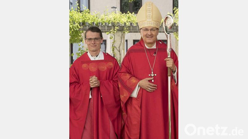 Der neue Schwarzenfelder Pfarrer Maximilian Moosbauer (links) wird von Bischof Rudolf Voderholzer 2019 zum Priester geweiht. Archivbild: altrofoto.de