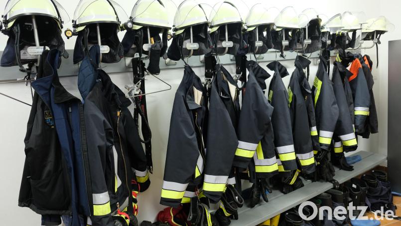 Mit der Übernahme junger Kräfte in den aktiven Feuerwehrdienst ist auch die Schutzausrüstung der Schlammersdorfer Wehr zu ergänzen. Bild: do