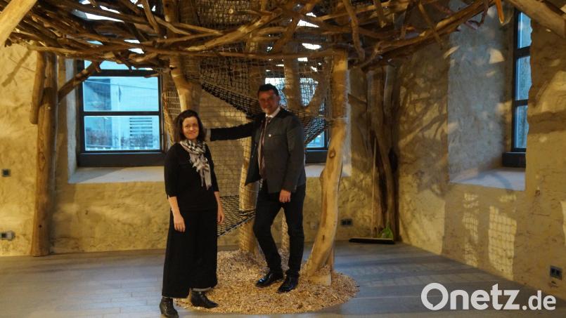 CeBB-Leiterin Veronika Hofinger und der Vorsitzende des Trägervereins Bavaria Bohemia, Landrat Thomas Ebeling, berichten über das Aufgabenpensum das im vergangenen Jahr im CeBB bewältigt wurde. Das überdimensionale Nest ist als Dauerausstellung zu besichtigen. Bild: wel