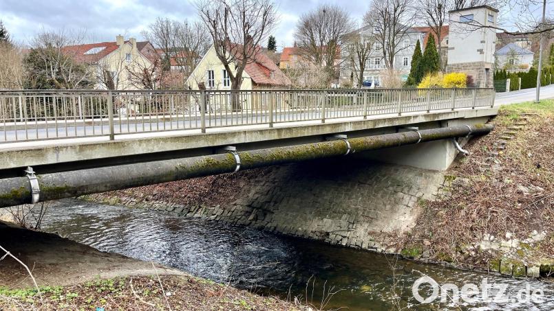 Neustadt drückt bei der Instandsetzung der Brücke über die Floß in der Fabrikstraße auf die Tube. Während der Sperrung bekommen Fußgänger und Radler einen Behelfsübergang. Bild: Gabi Schönberger