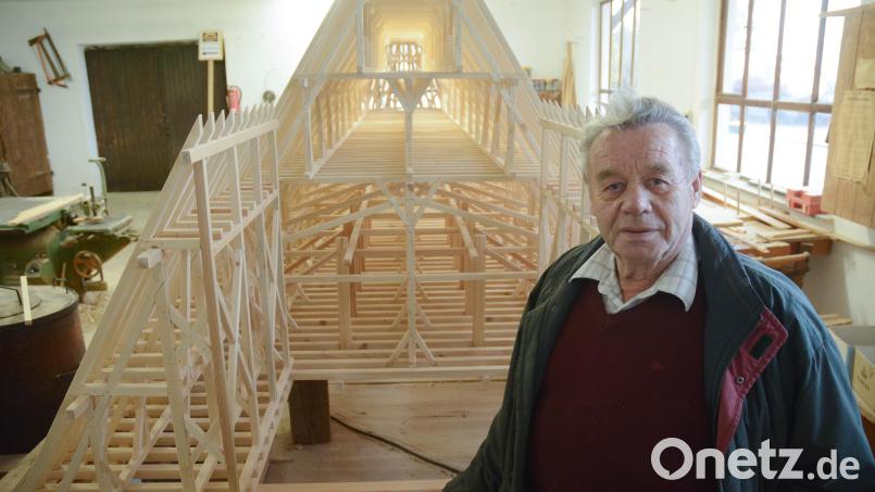 Josef Hauer und eines seiner Dachstuhlmodelle Archivbild: Gabi Schönberger