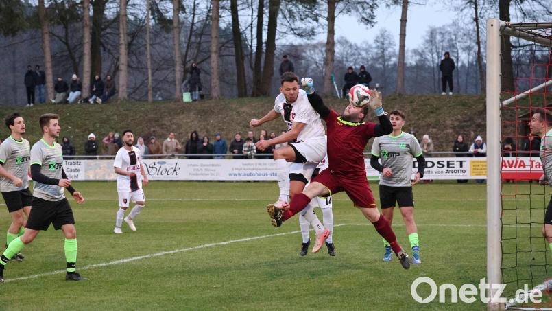Frantisek Zazrivec von der SpVgg Trabitz kommt in dieser Szene vor dem Neusorger Torhüter Tobias Prechtl an den Ball und köpft zum 3:1-Endstand ein. Bild: Dieter Jäschke