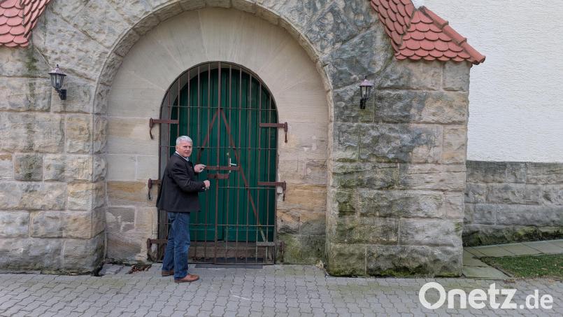 Franz Zeilmann sperrt zu. Zu den Aufgaben des Öffentlichkeitsarbeiters gehörten auch Führungen auf dem Übungsplatz. Immer wieder zeigte er Besuchern auch das Wahrzeichen Grafenwöhrs, den Wasserturm. Nun ist es damit vorbei Bild: wüw