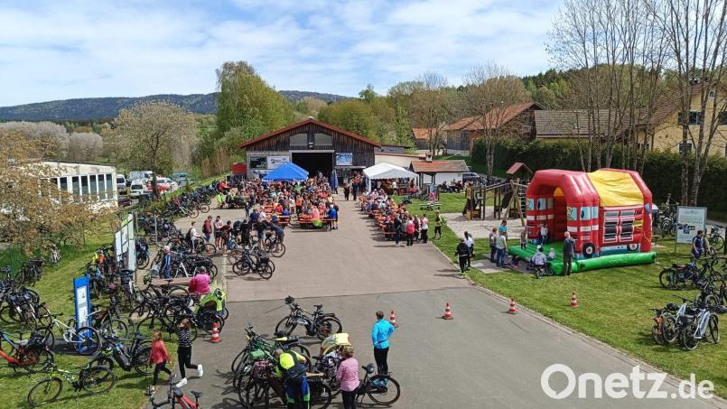 Viele Gäste, viele Radln sind am Radlersonntag traditionell bei der Station in Schneeberg. Bild: FFW Schneeberg/exb