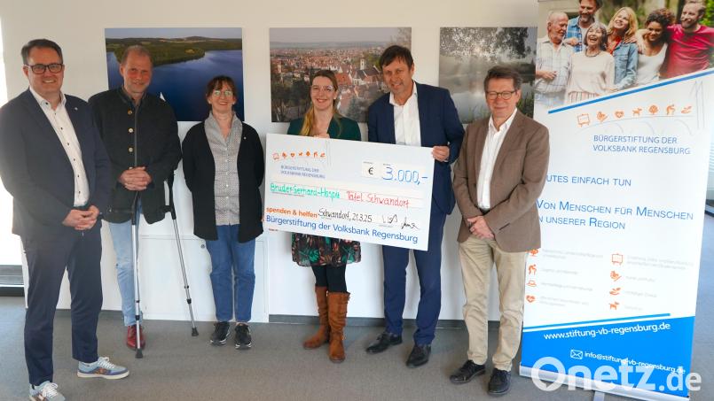 Eine Spende über 3000 Euro erhielten das Hospiz und die Tafel in Schwandorf. Bild: Max-Josef Riedel