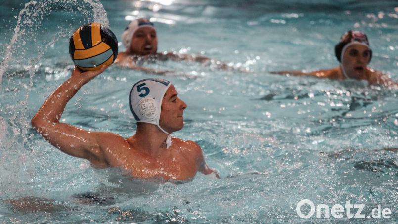 Thomas Kick vom SV Weiden am Ball. Mit gemischten Gefühlen reisen die Weidener Wasserballer nach dem Wochenende wieder aus Fulda ab. Bild: Christina Rathgeber