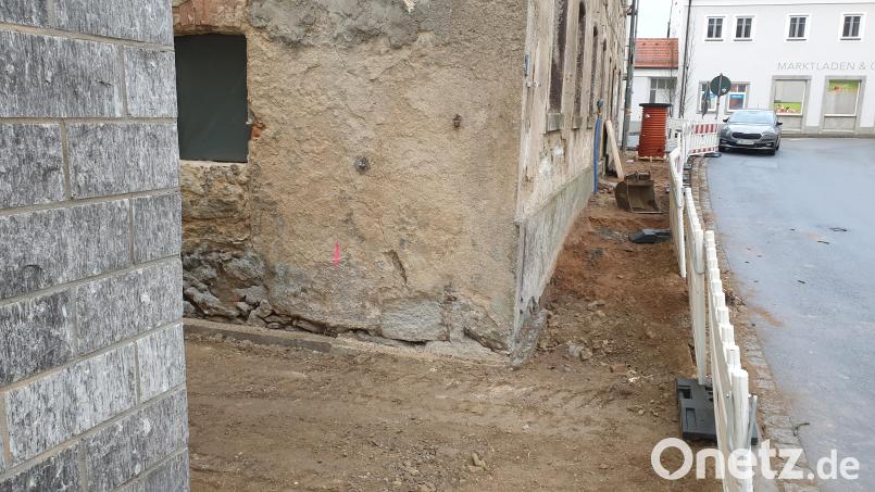 Die Arbeiten zur Sanierung und zum Umbau des Anwesens Marktplatz 4 in Waldthurn laufen auf Hochtouren. Die Horizontalsperre in Form einer Silikon-Emulsion kann eingebaut werden. Bild: fla