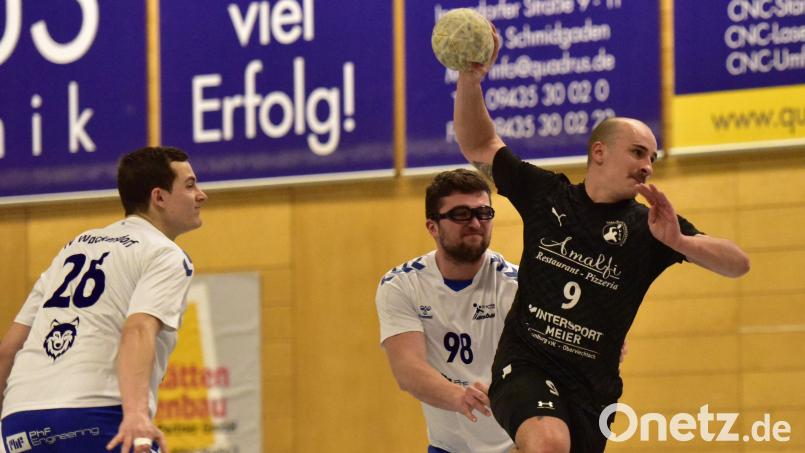 Christof Gsödl (rechts) und die HSG Nabburg/Schwarzenfeld verspielen in Eckental einen klaren Vorsprung. Bild: mhs