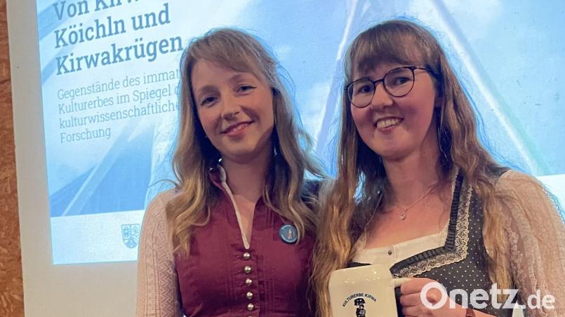 Michaela Stauber (rechts) schreibt an ihrer Doktorarbeit zum Thema Kirwa. Regina Wolfohr vom Landratsamt Amberg-Sulzbach gratulierte ihr dazu. Bild: upl