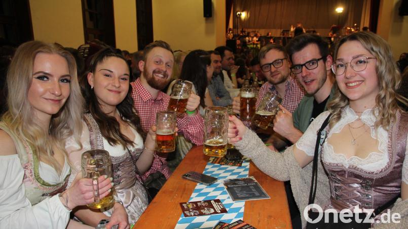 Jede Menge fesche Dirndln gab es beim Starkbierfest zu sehen, wie hier bei diesen Gästen aus Waldsassen und Waldershof. Bild: kro