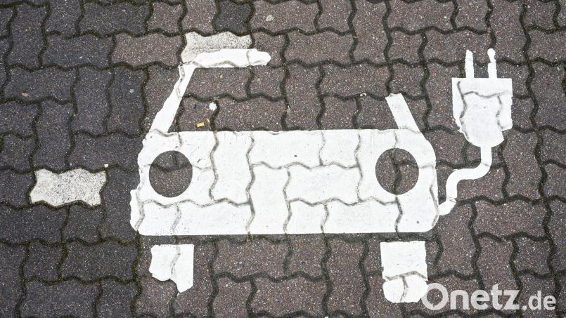 Ein Symbol für E-Autos ist auf einem Parkplatz zu sehen. Symbolbild: Julian Stratenschulte/dpa/dpa-tmn