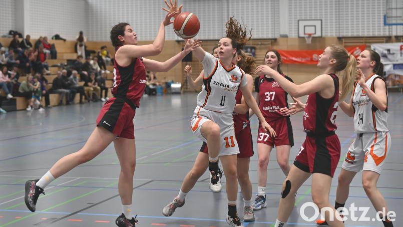 Die Neustädter Regio-Frauen (im Bild Kathi Anderle) überzeugen im Oberpfalz-Derby gegen Regensburg mit Einsatz und Kampfgeist. Bild: Tobias Schwarzmeier