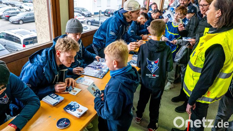 Während in der Fankurve die Trikots versteigert wurden, schrieben die Devils-Profis stundenlang Autogramme für die Fans. Im Bild kümmert sich Elias Pul um die Wünsche eines jungen Devils-Anhängers. Bild: Elke Englmaier