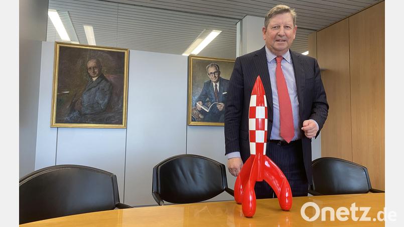 Dr. Erik Hallmann mit der Mondrakete im Besprechungszimmer. Links im Hintergrund der Firmengründer Otto Carl Schulz und rechts die nächste Generation mit Hallmanns Schwiegervater Carl Schulz. Bild: upl