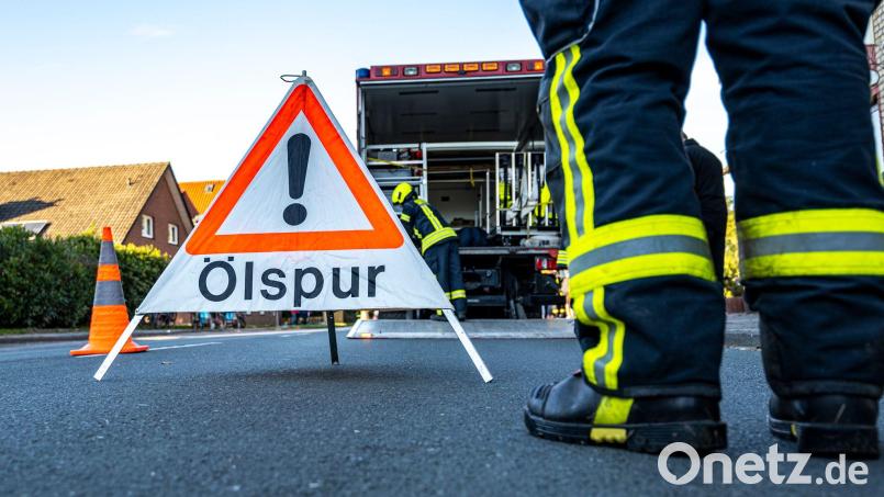 Mit einer Ölspur hatten es Feuerwehr und Polizei am Sonntagmorgen in Rosenberg zu tun. Symbolbild: David Inderlied/dpa