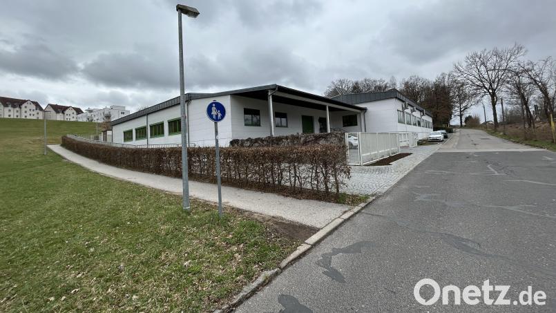 Von der Loderhofstraße gibt es bis dato nur einen Fußweg zur Schillerstraße. Eine direkte Anbindung für den motorisierten Verkehr könnte die Verkehrssituation im Stadtteil Loderhof entspannen. Planungen sollen jetzt anlaufen. Bild: Andreas Royer