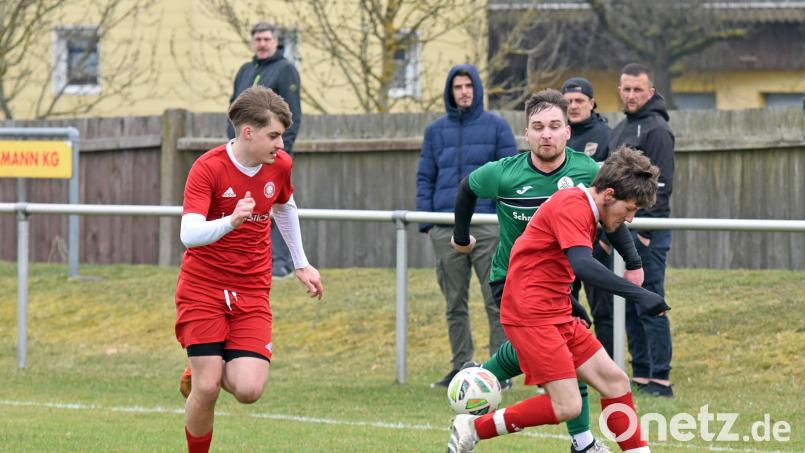 Der SV Mitterteich II und die SpVgg Wiesau trennten sich am Samstag torlos. In dieser Szene hat es Florian Trottmann mit den beiden Gästespielern Raphael Schmidt (links) und Timo Höfer zu tun. Bild: Gebert