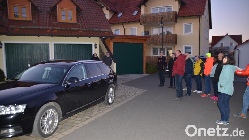 Der Bauausschuss diskutierte vor Ort über ein Parkproblem in der Franzensbader Straße. Bild: ak