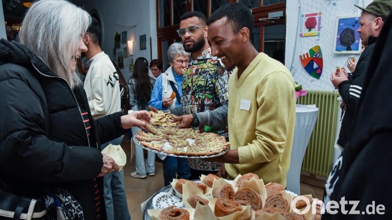 Die Interkulturelle Filmnacht im Ring-Theater war wieder ein voller Erfolg. Das gute Essen kam bei den Gästen super an. Bild: Stephan Huber