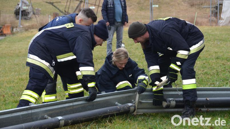 Über 100 Feuerwehrkräfte waren am Samstag in die Ölwehr-Vollübung eingebunden und bauten entlang der Pfreimd Ölsperren auf. Im Ernstfall ist Schnelligkeit und Präzision gefragt. Bild: dob