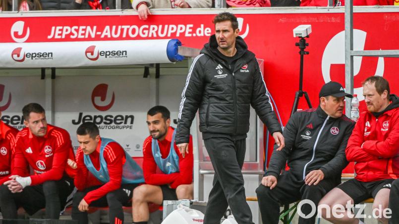 Nürnbergs Trainer Miroslav Klose konnte kaum glauben, was er in der zweiten Hälfte von seinem Team in Regensburg sah. Bild: Armin Weigel/dpa