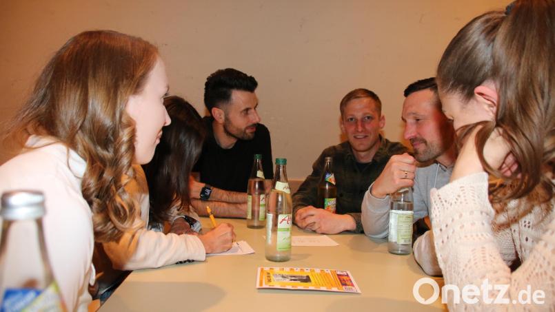 Na wer sagte, es werde keine Mauer gebaut? Die Sportgruppe 1 kommt ins Grübeln. Bild: sne