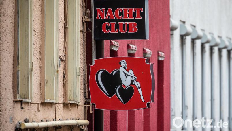 &quot;Nachtclub&quot; steht auf dem Schild eines Gebäudes in einem Rotlichtviertel. In der Weidener Peuerlstraße scheiterte ein Bordellbetrieb in diesem Frühjahr am Nein des Hauseigentümers. Symbolbild: Christoph Schmidt/dpa