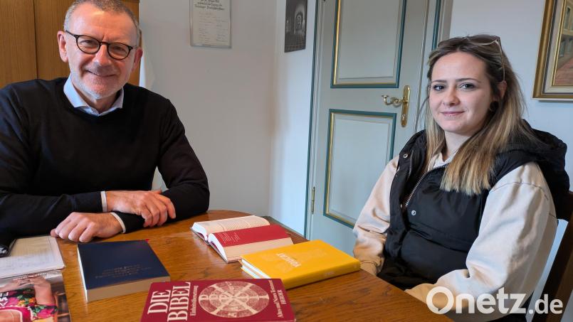 Samantha Meder, im Bild zusammen mit Pfarrer Dr. Thomas Vogl in der Besprechungsecke im Pfarrhaus, bereitet sich auf die Aufnahme in die katholische Kirche vor. In der Osternachtfeier am 19. April in der Basilika ist es dann so weit. Bild: pz