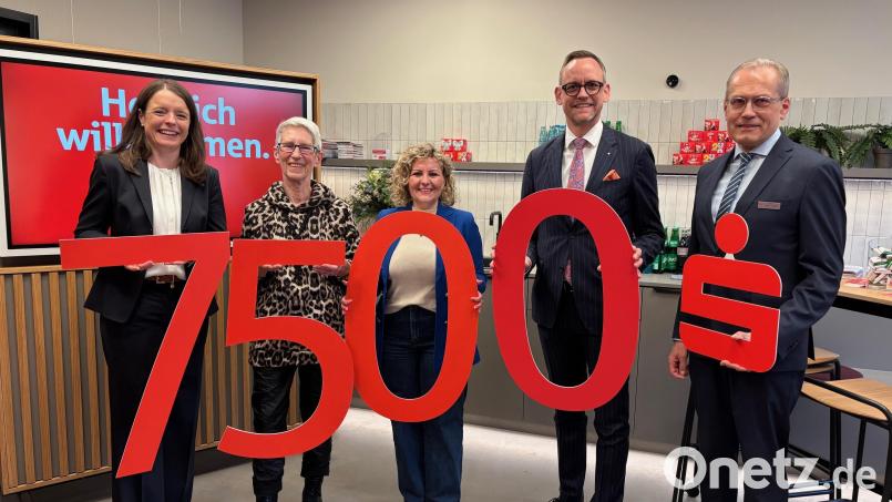 Über die Spende freuen sich Brigitta Schöner und Annika Wawersig (Mitte) vom Förderverein Familiengesundheit Oberpfalz, Vorstandmitglied Sonja Kalb, Vorstandsvorsitzender Thomas Pickel und Stiftungsexperte Edgar Rauch (von links). Bild: Kathrin Schmidt