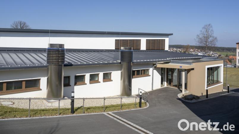Die neue Schwimmhalle belastet den städtischen Haushalt. Bürgermeister Reger verteidigte sie als strategische Maßnahme für den Schulstandort Erbendorf. Bild: lum